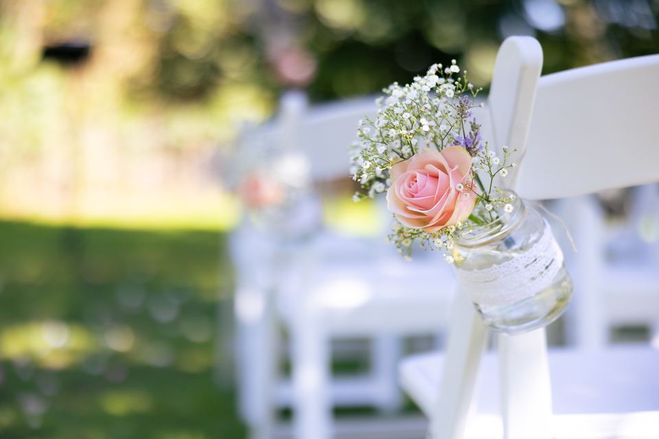 Bruidsboeket detail met roze roos en babysbreath, bloemen decoratie