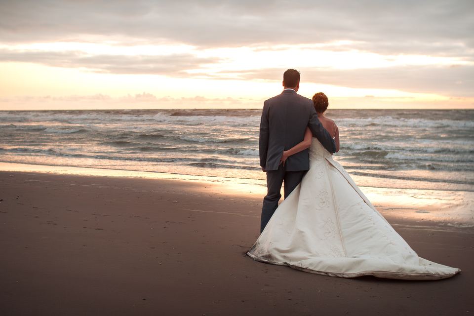 Bruidspaar silhouet op strand bij zonsondergang, romantische bruiloft