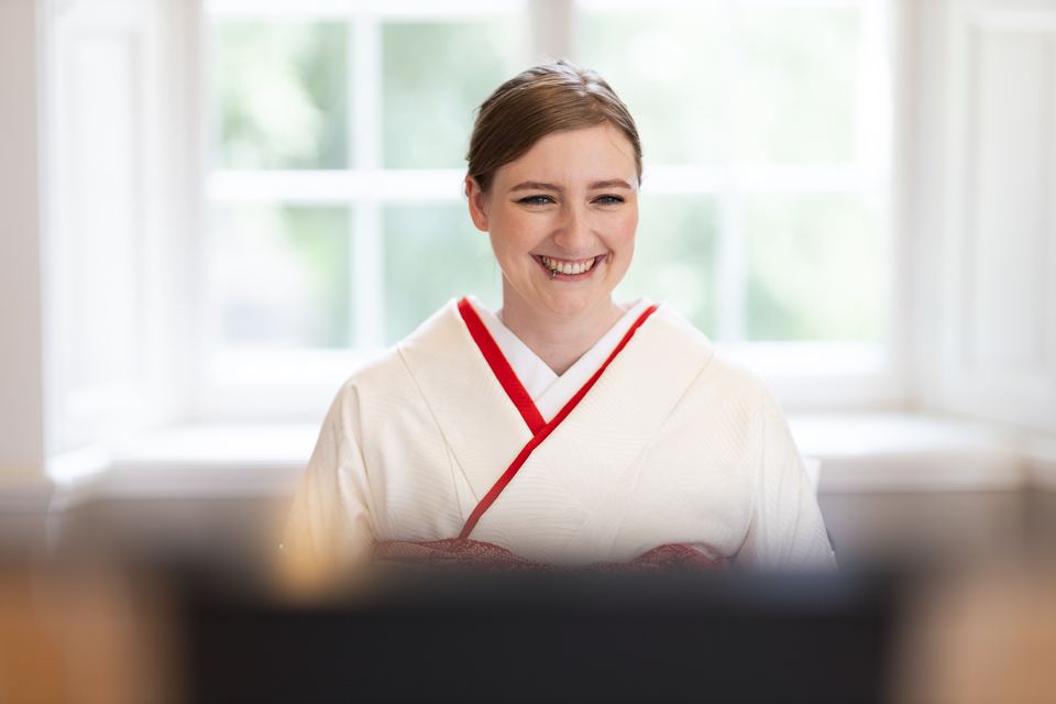 Bruid in traditionele witte kimono met rood accent, portret