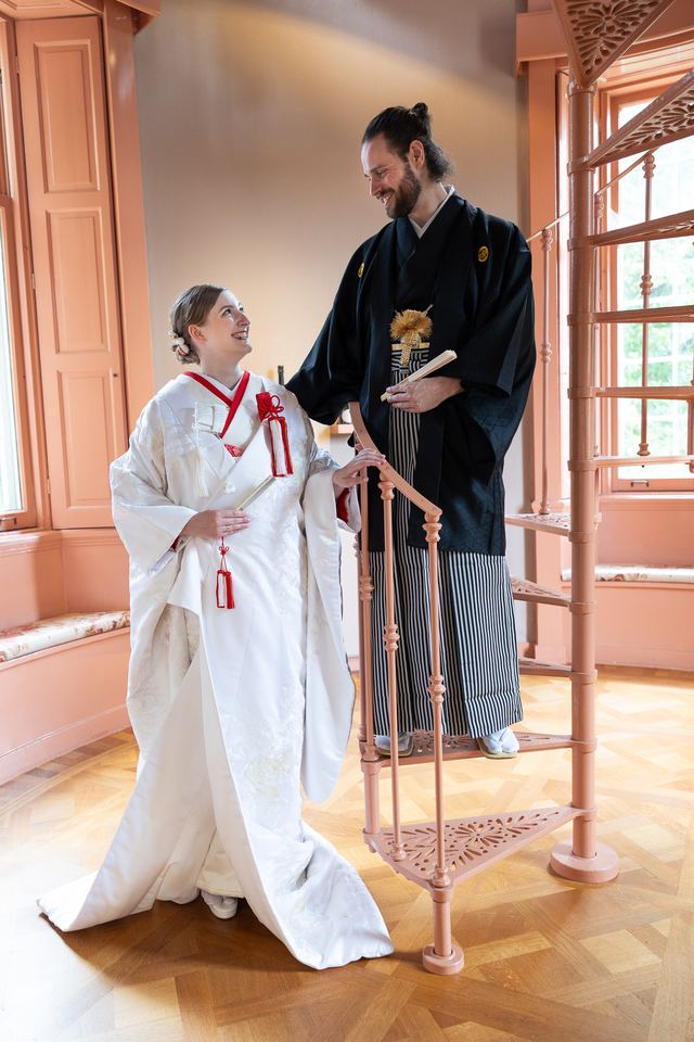 Bruidspaar in traditionele japanse trouwkleding in interieur